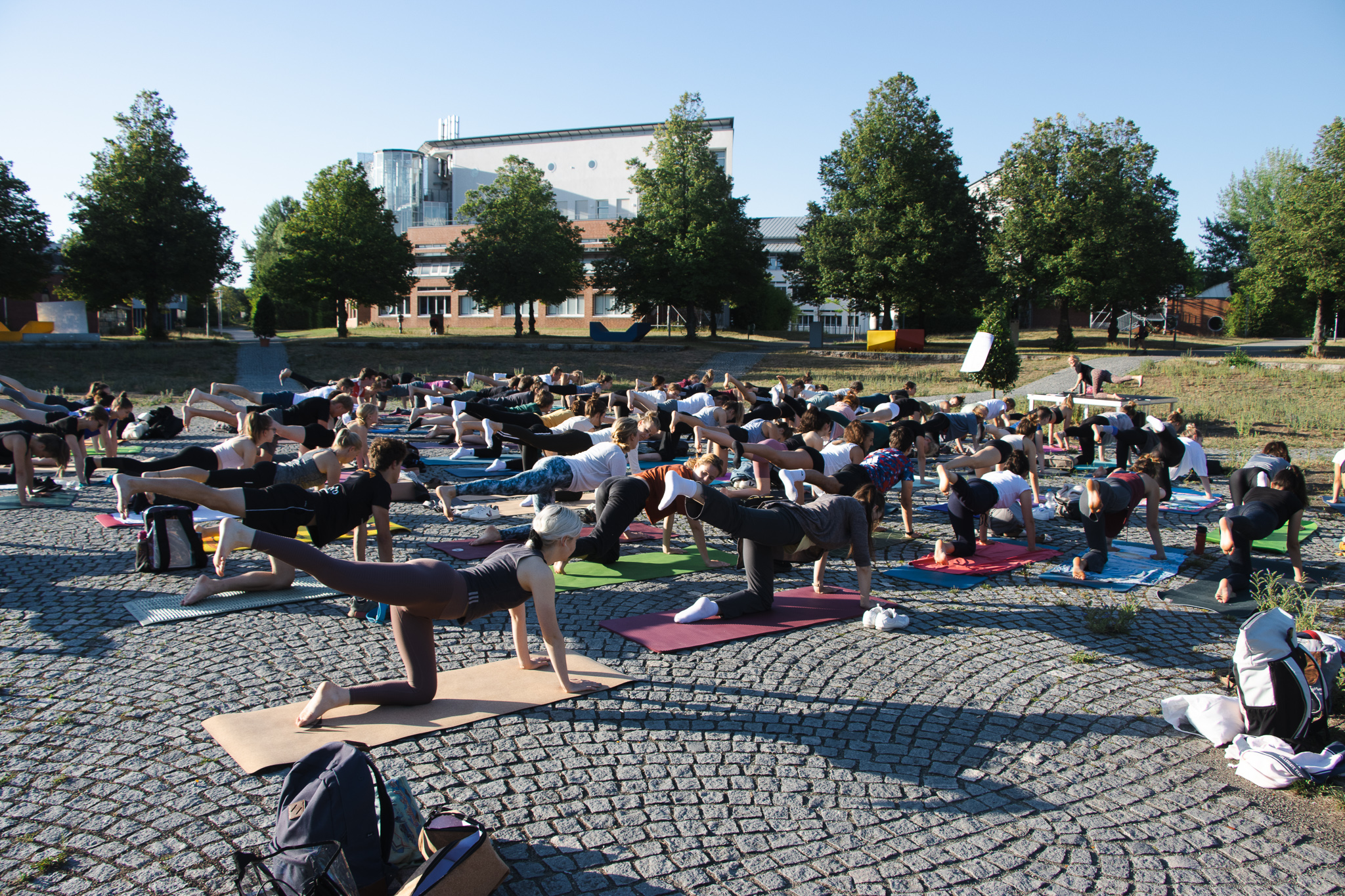 Campusyoga praktizierende Menschen