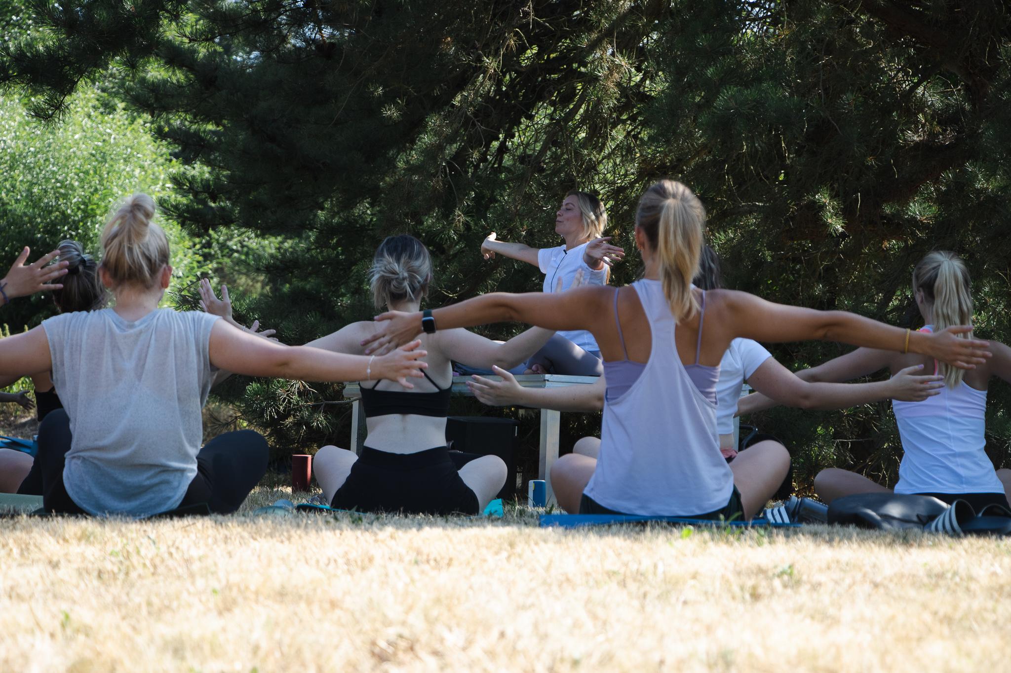 Campusyoga praktizierende Menschen