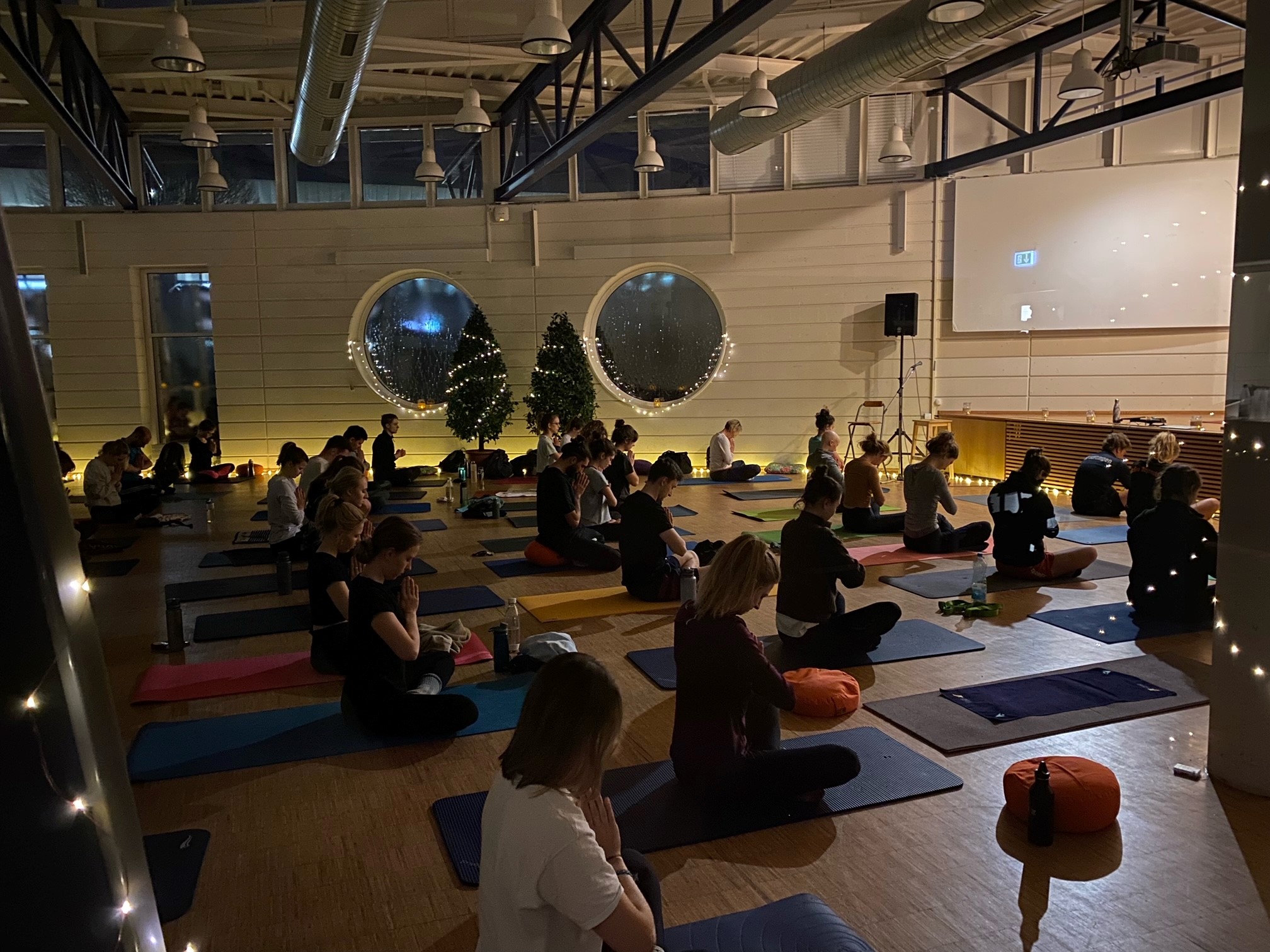 Yoga Entspannung sitzende Menschen